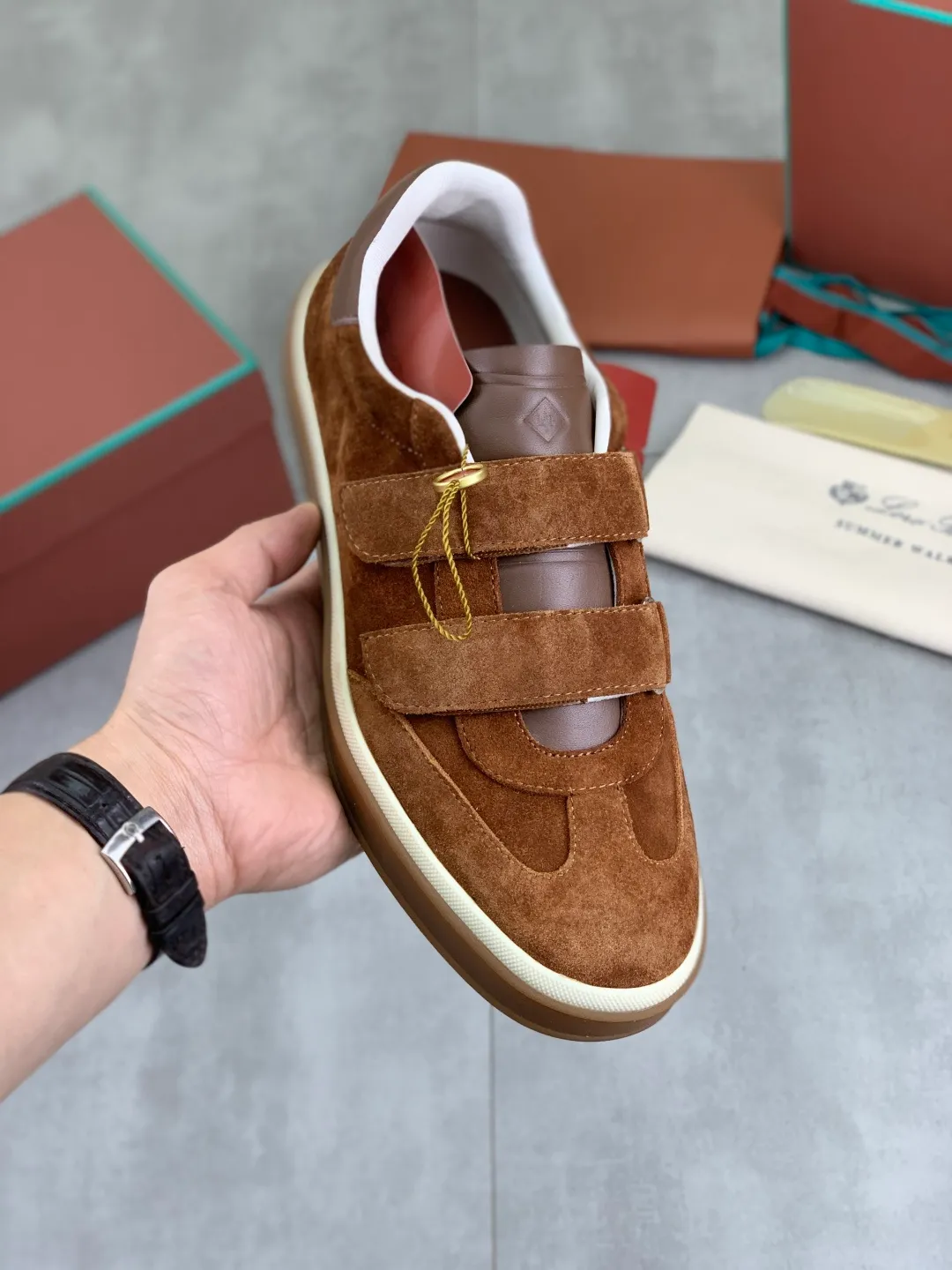 Men's men's shoes 💰P580 New model 💰 The latest casual shoes Loro Piana 💯 Top grade 💯 Buy the original copy 💯 Founded the existing Loro Piana company on April 24, 1924. It is the sixth generation of family operation, providing the best quality products to customers who are discerning about taste and quality. Imported original fly woven fabric with cowhide fabric, plain calfskin lining, hand-stitched thread with cowhide feet, original packaging, high-end outsole, size: 38-45 (custom-made for 46), 5️⃣ colors available